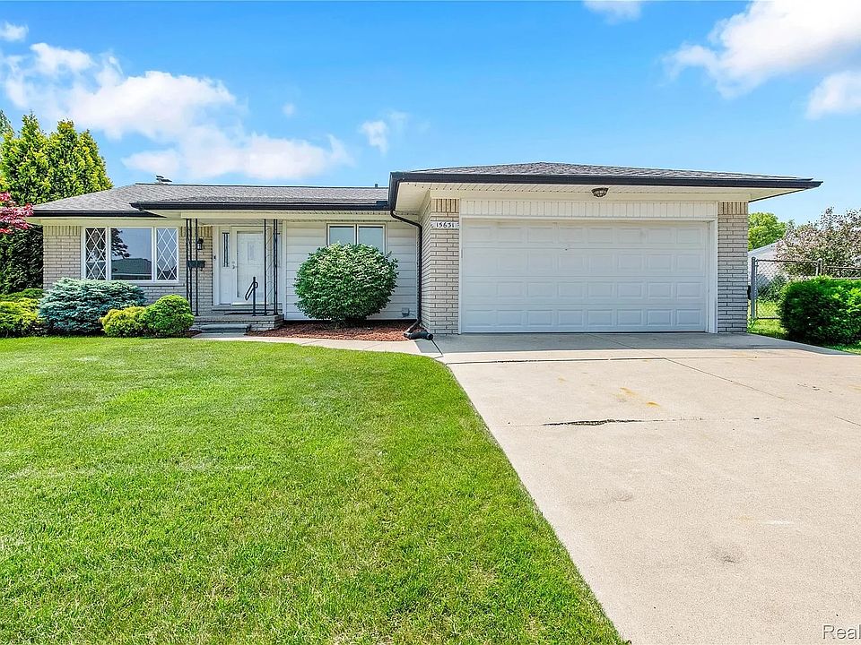 Gorgeous brink ranch in very pretty neighborhood showing pride of ownership