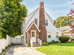 24 Mohegan Ave, Port Washington, NY 11050