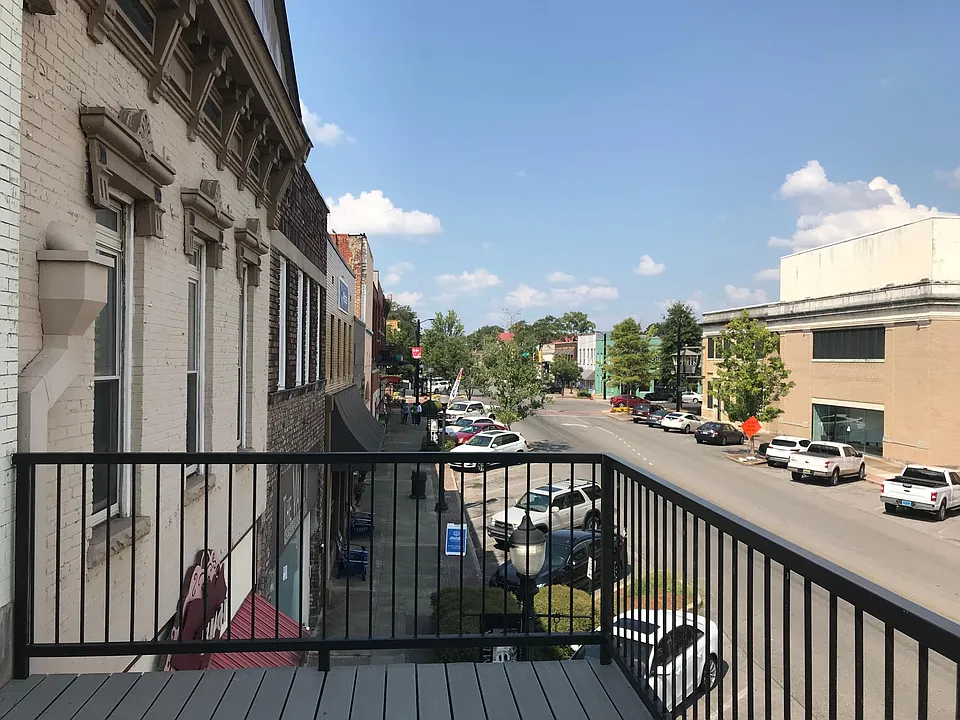 100 W 6th St #202