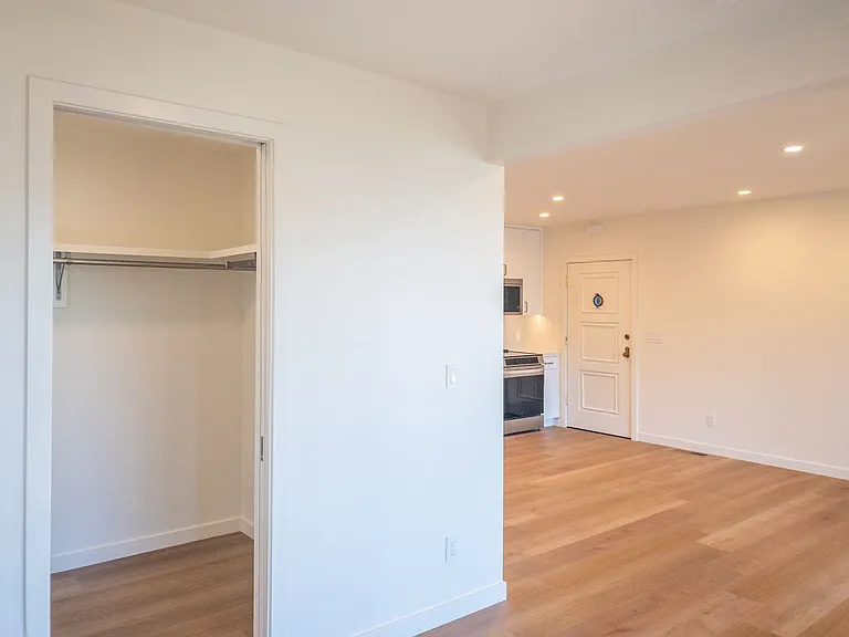 Stunning, Fully Remodeled Jr. 1bd/1ba! Remodeled! Private Deck! Parking! Laundry! Progressive! — Photo 11