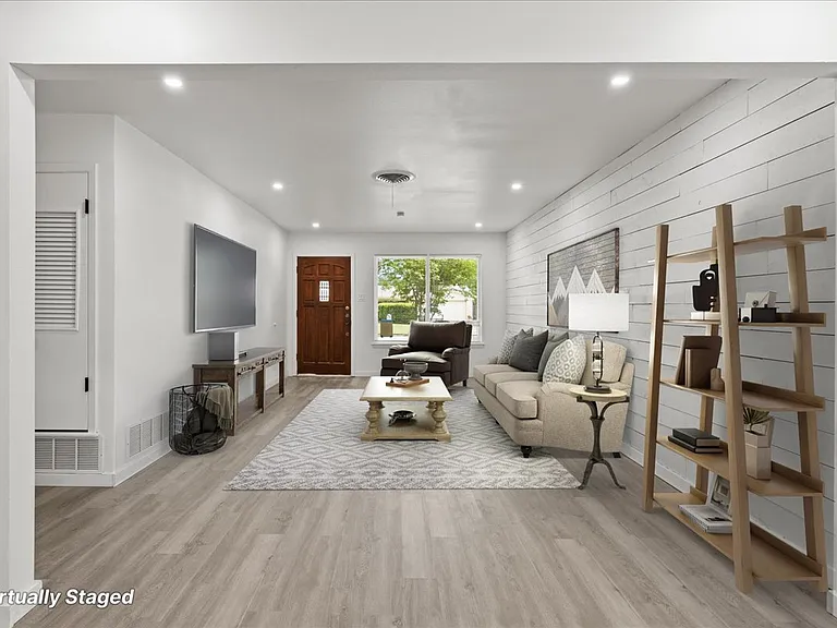 317 E Wright Blvd — Photo 1