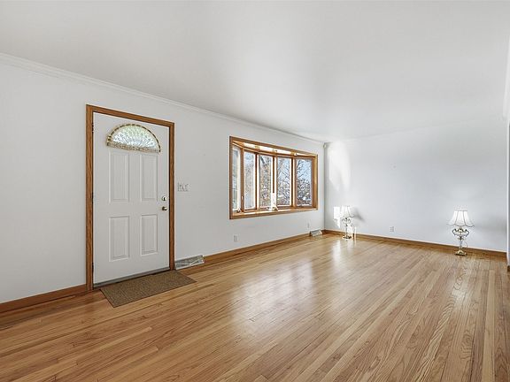 3rd image of 318 22nd St NE