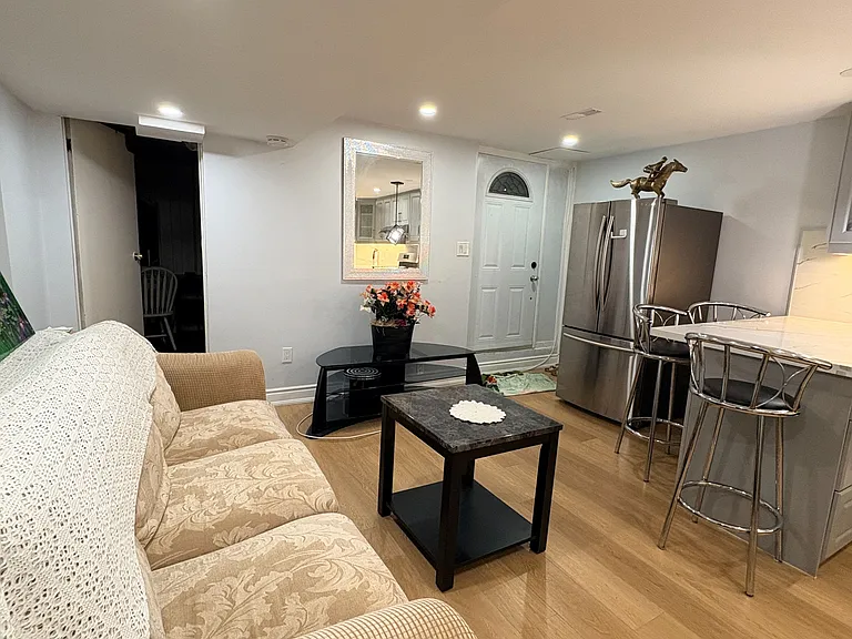49 Yellowstone St — Photo 4
