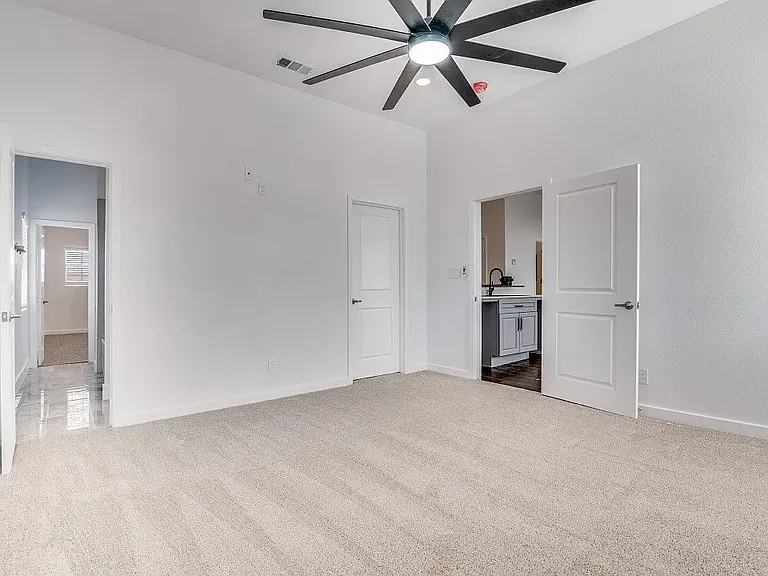 610 E Tyler St — Photo 17