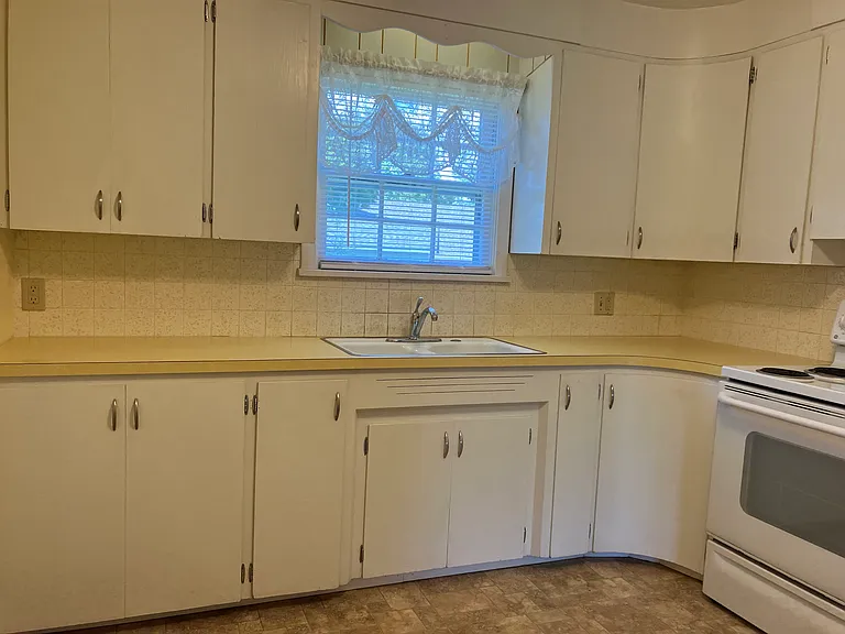 534 SE 10th St — Photo 3