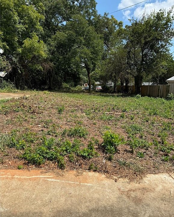 2nd image of 211 Pine St