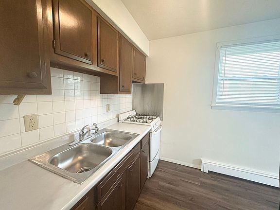 3rd image of 1106 N McLean St Unit 2
