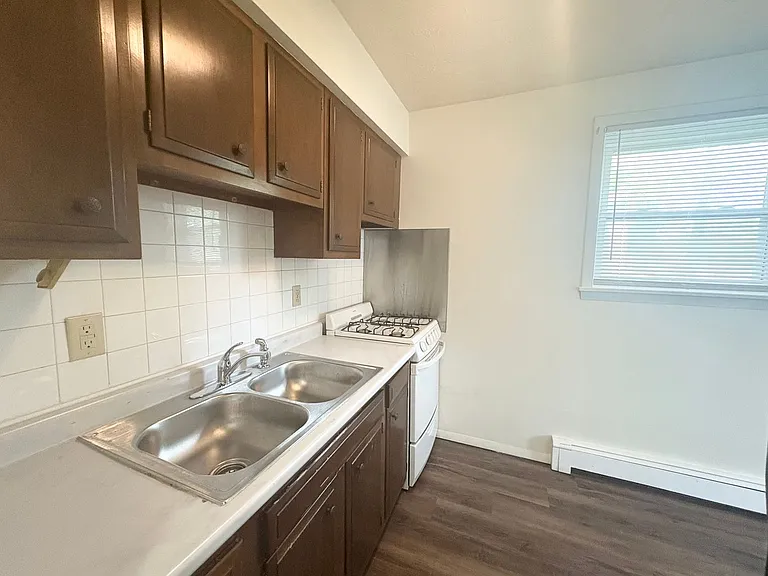 1106 McLean — Photo 3