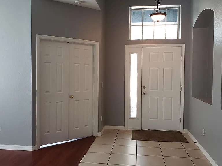 Foyer with double niches for decorations.