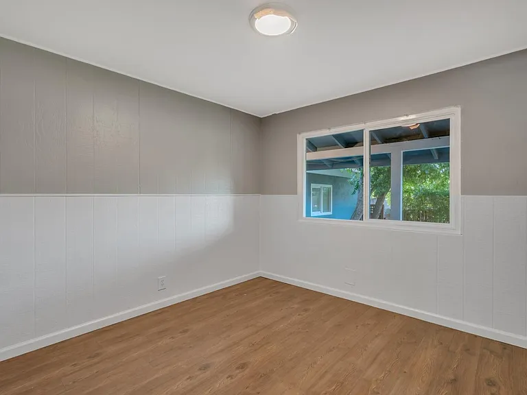 2725 Loyola Dr — Photo 12