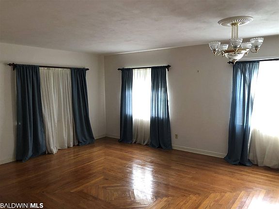 2nd image of 303 Thornhill Cir
