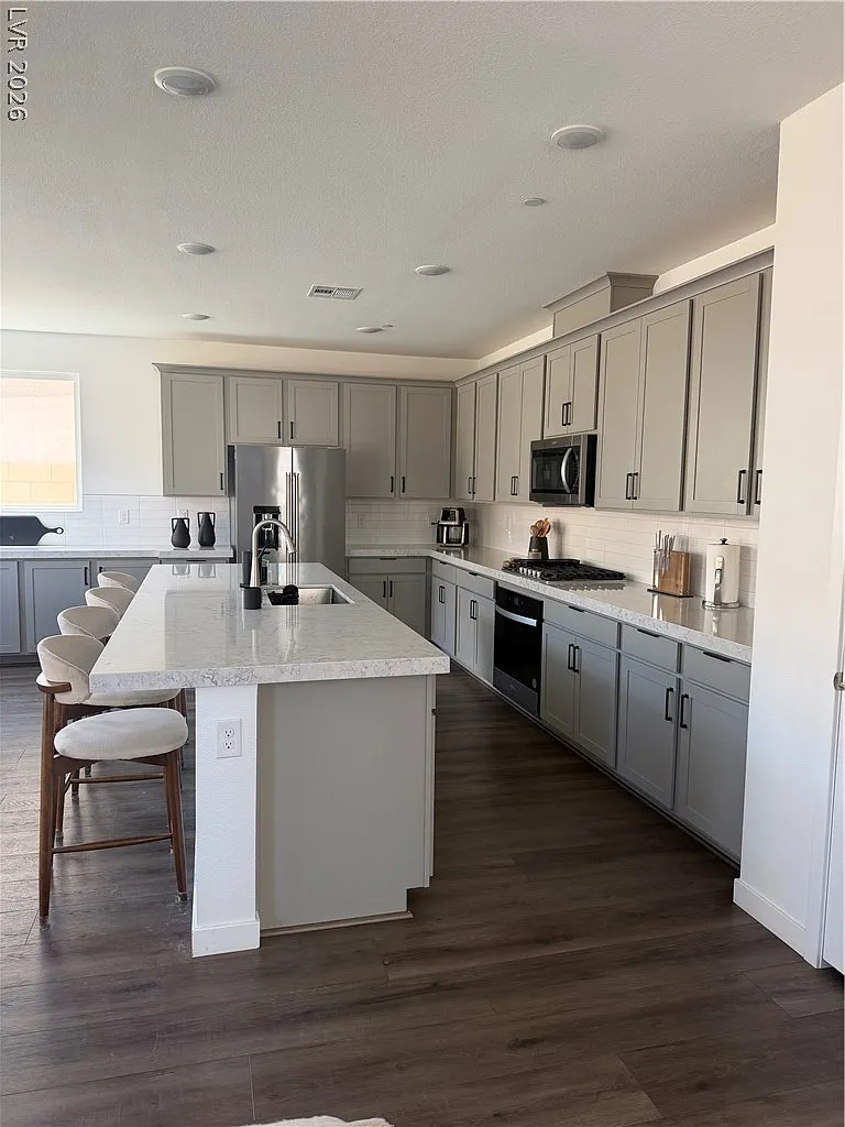 3 bed, 2.5 bath, 1942 sqft, $2,820 — Photo 2