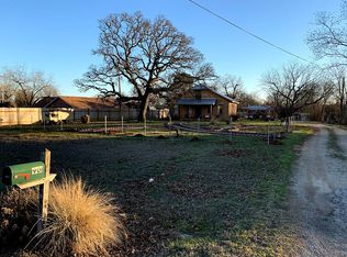 901 Old McDade Rd, Elgin, TX 78621