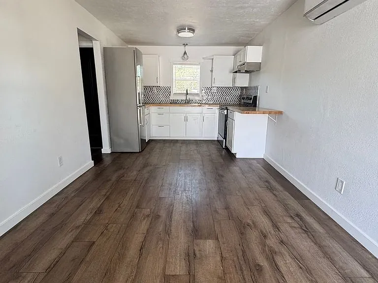 1101 Hawthorne Ave — Photo 4