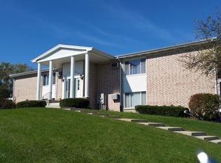 601 Dean Dr APT 1, South Elgin, IL 60177