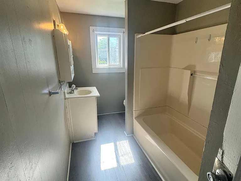 912 W High St — Photo 10