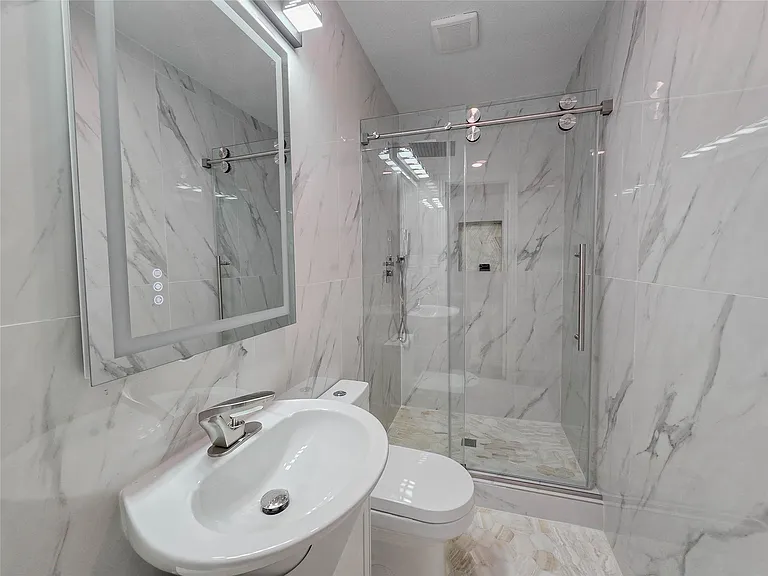 7007 Bellaire Blvd — Photo 20