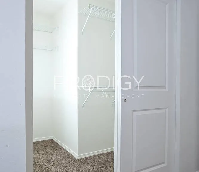 674 N Hydra Pl #B — Photo 10