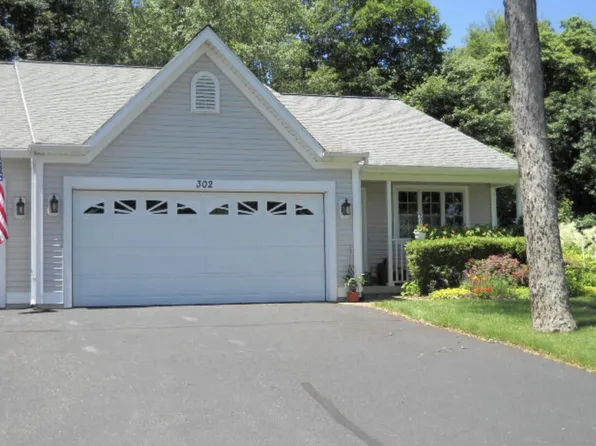 302 Winter Oak W, Holland, MI 49424