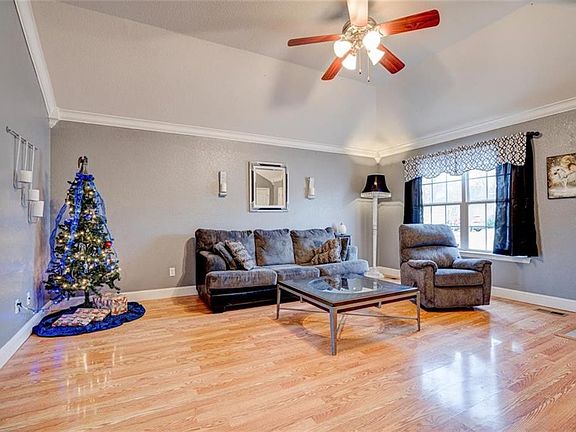5th image of 1317 E Rachel Ln