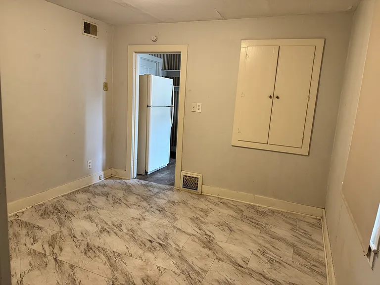 135 W Hanover St — Photo 3