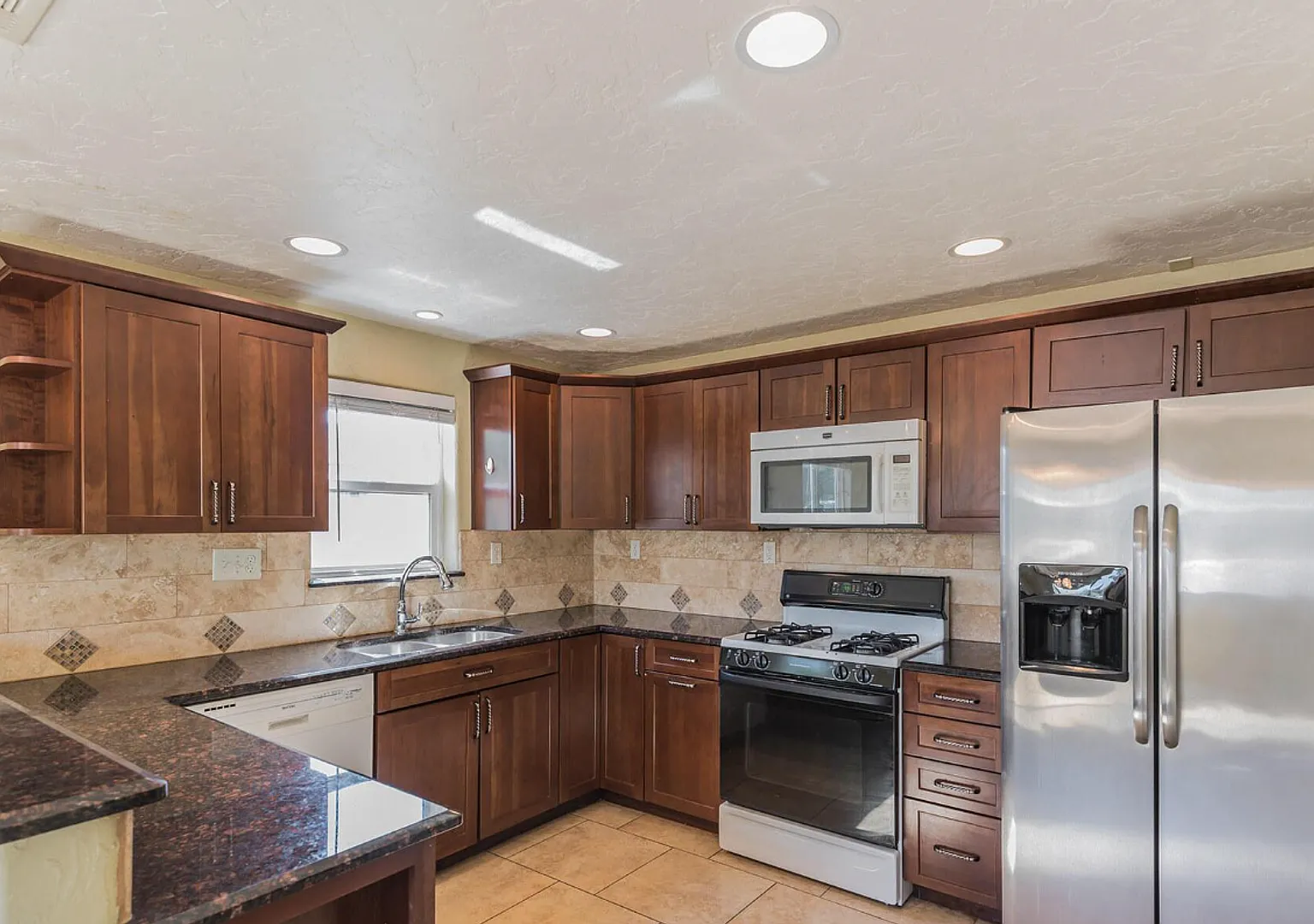 Available for a 10 month lease!! 4 bed, 2 bath less than a mile to campus! Pre-leasing for August... — Photo 2