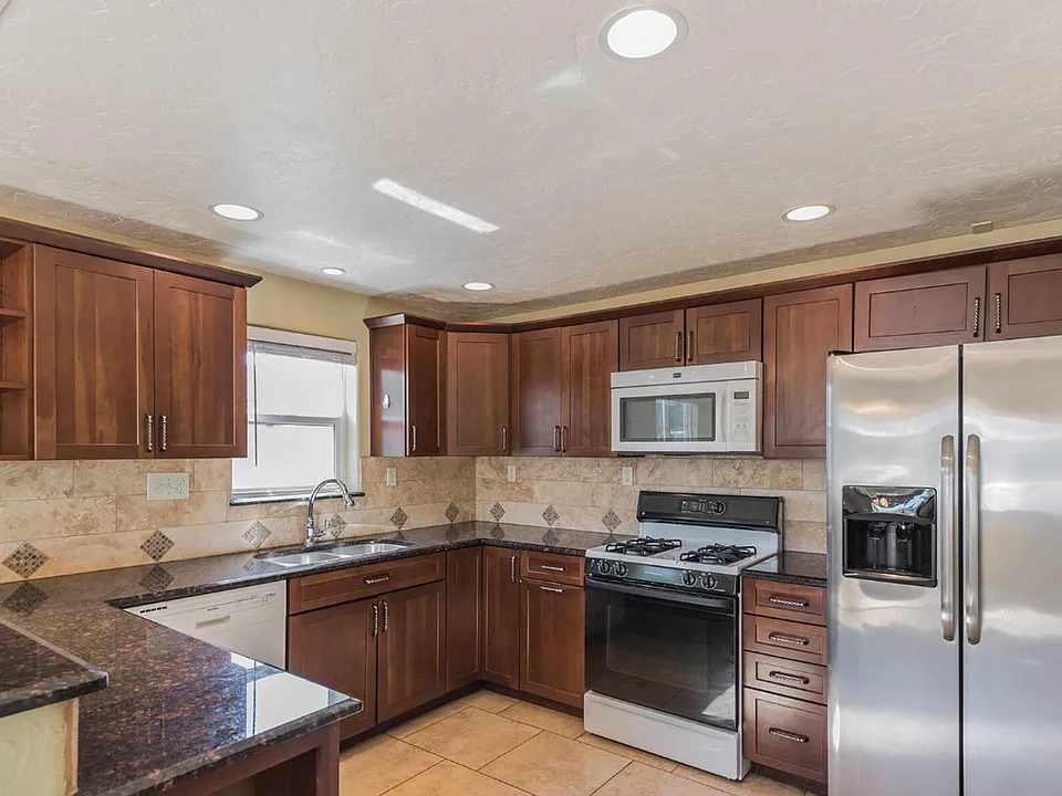 Available for a 10 month lease!! 4 bed, 2 bath less than a mile to campus! Pre-leasing for August...