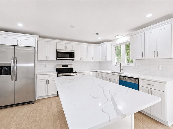 3rd image of 9 Alden Ave E