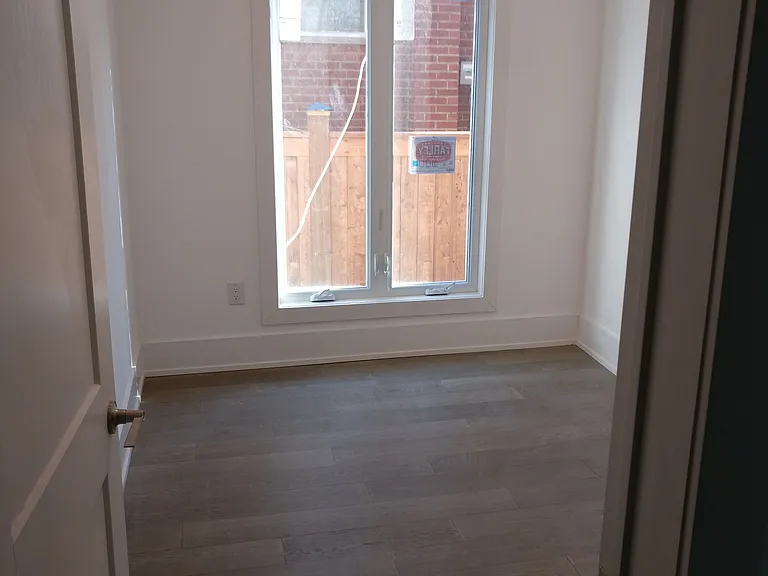 594 Birchmount Rd #LOWER — Photo 11