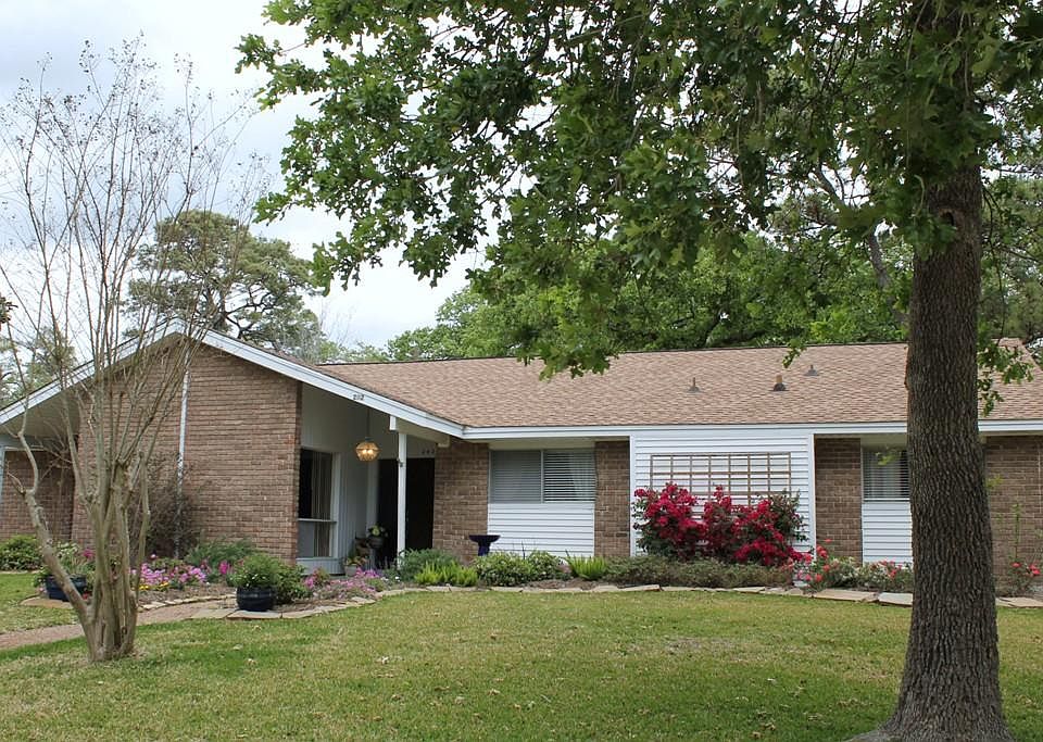 1st image of 202 Wyndwood Dr