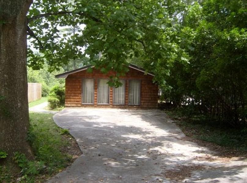 1st image of 704 Lake Dr