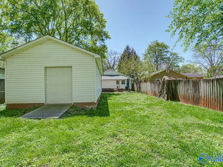 1605 McCullough Ave NE — Photo 21
