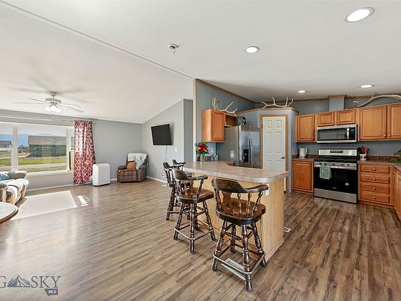 4th image of 295 Astor Ave