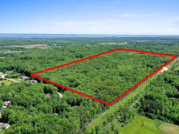 Winding Brook Trl, Little Suamico, WI 54141