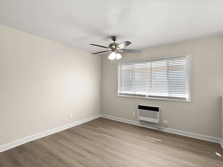 Melrose Manor Apartments - Riverside, CA — Photo 11