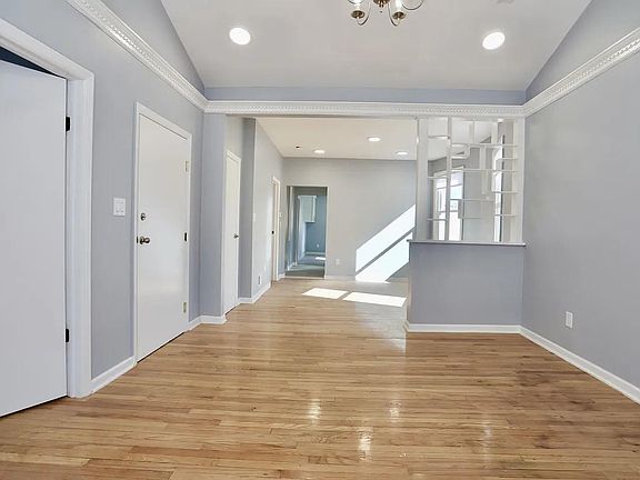 5th image of 146 Clarke Ave #2
