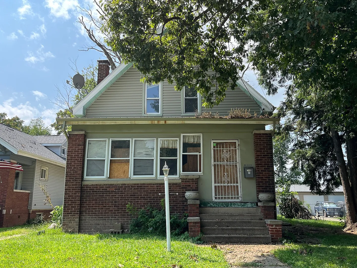 2111 N North St photo 1
