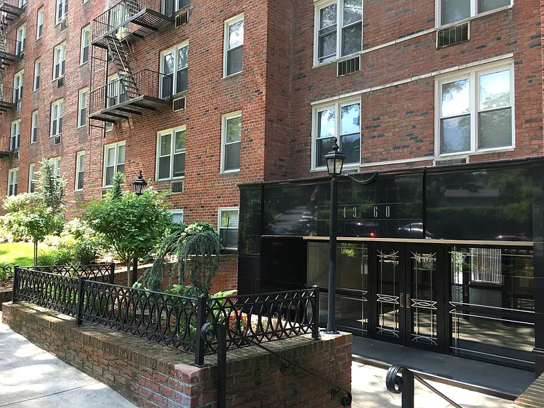 Fairfield Manor at Douglaston — Photo 12