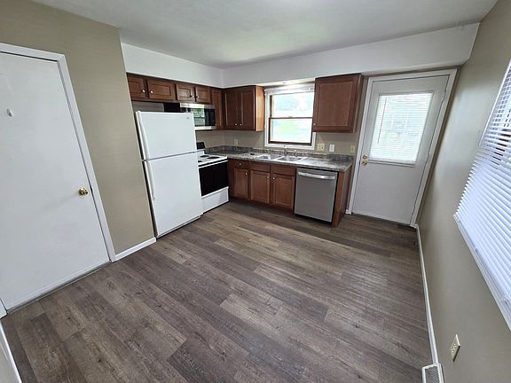 5th image of 3119 W 66th St