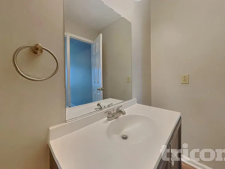 405 Ashington Ct — Photo 20