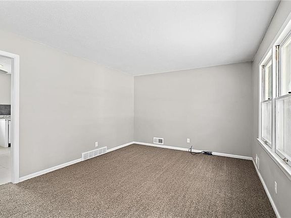 3rd image of 13116 Winchester Ave
