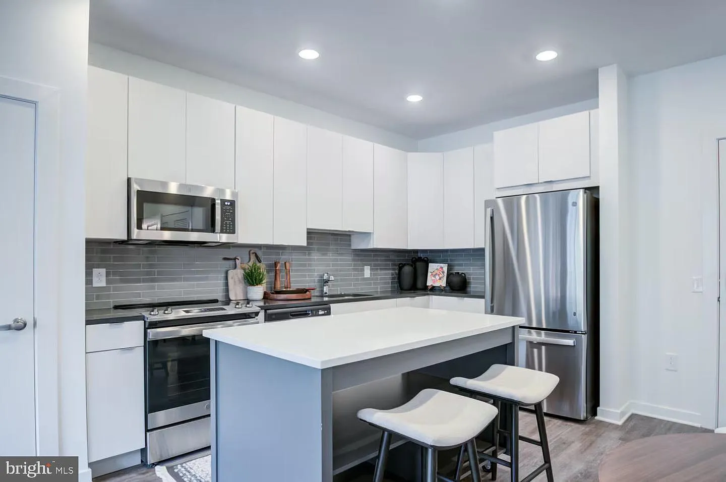 1 bed, 822 sqft, $2,195 — Photo 1
