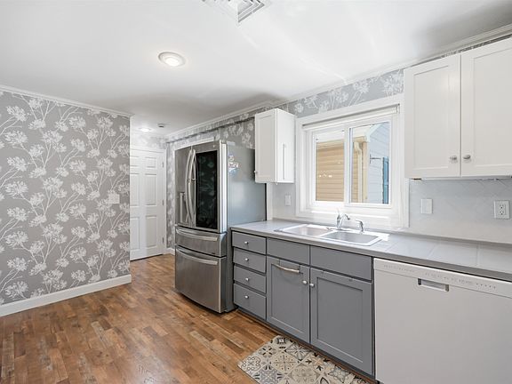 3rd image of 10 Hampton Towne Estates