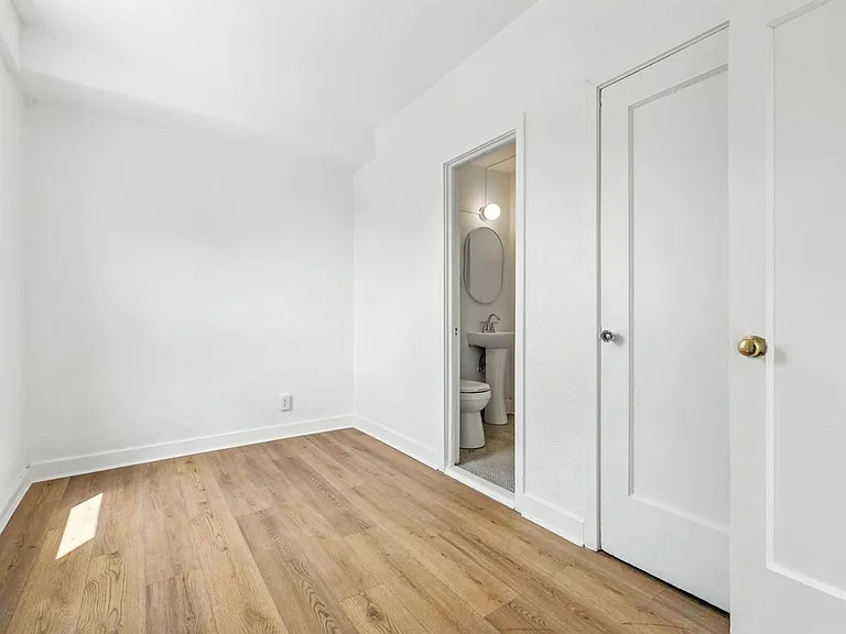 St. Regis Apartments — Photo 54
