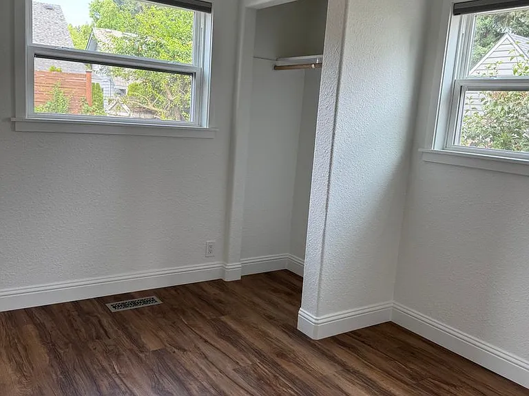 1421 NE Dallas St — Photo 7