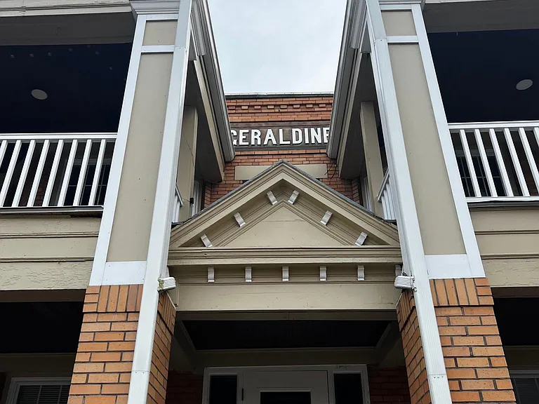 Beautifully maintained 4-unit building on Clifton Blvd