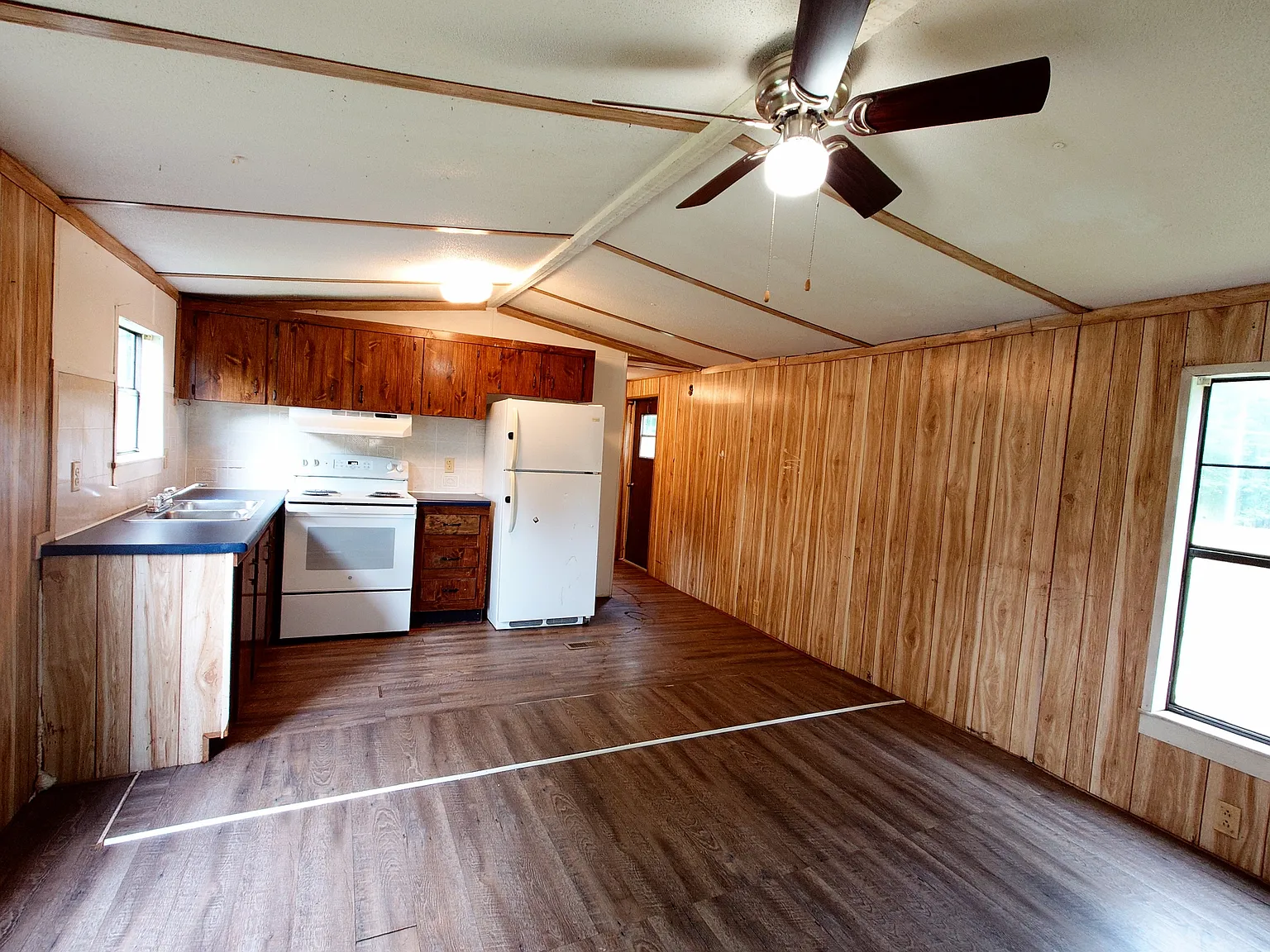 468 Center Rd SE — Photo 3
