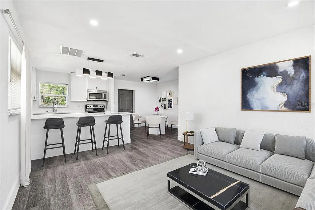 3 bed, 1.0 bath, 888 sqft, $2,175 — Photo 3