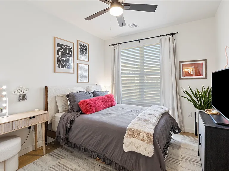 224 W Symmes St #201 — Photo 15