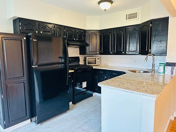 3rd image of 3415 Brookview Rd